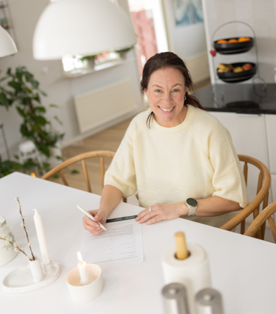 kvinna skriver på en beställningsblankett