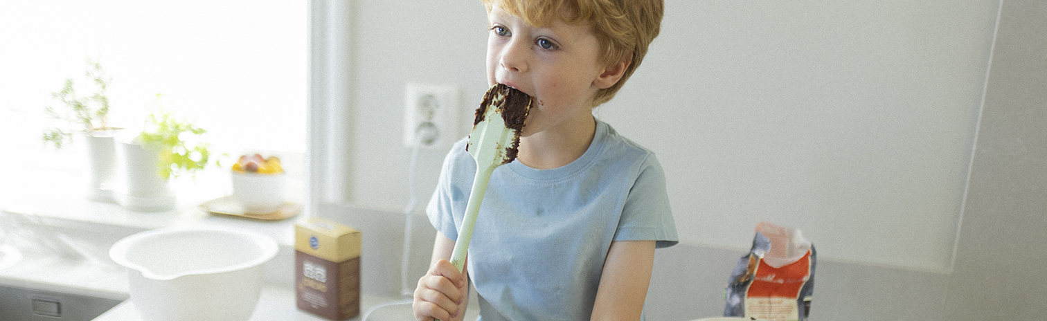 Pojke äter choklad
