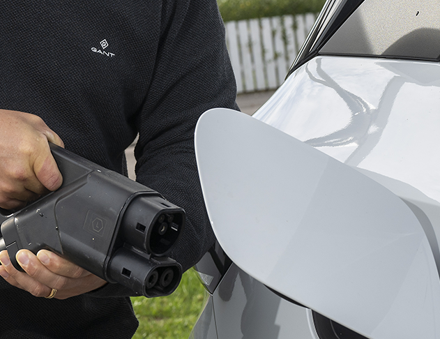 Bild på man som laddar sin elbil