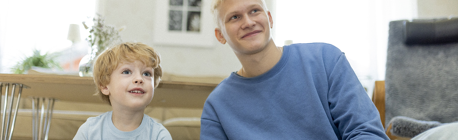 Kille med liten grabb spalar TV-spel