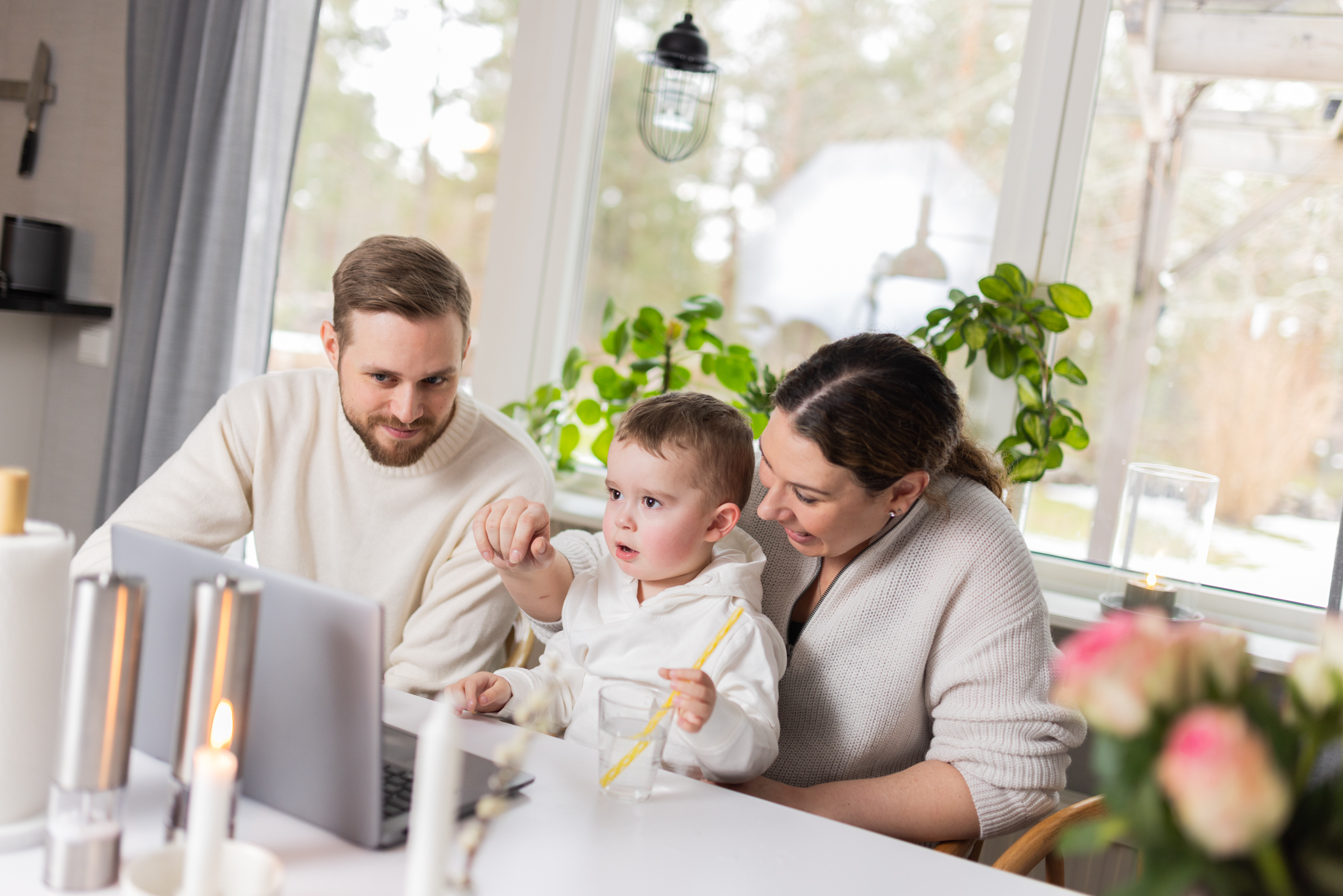 familj använder dator