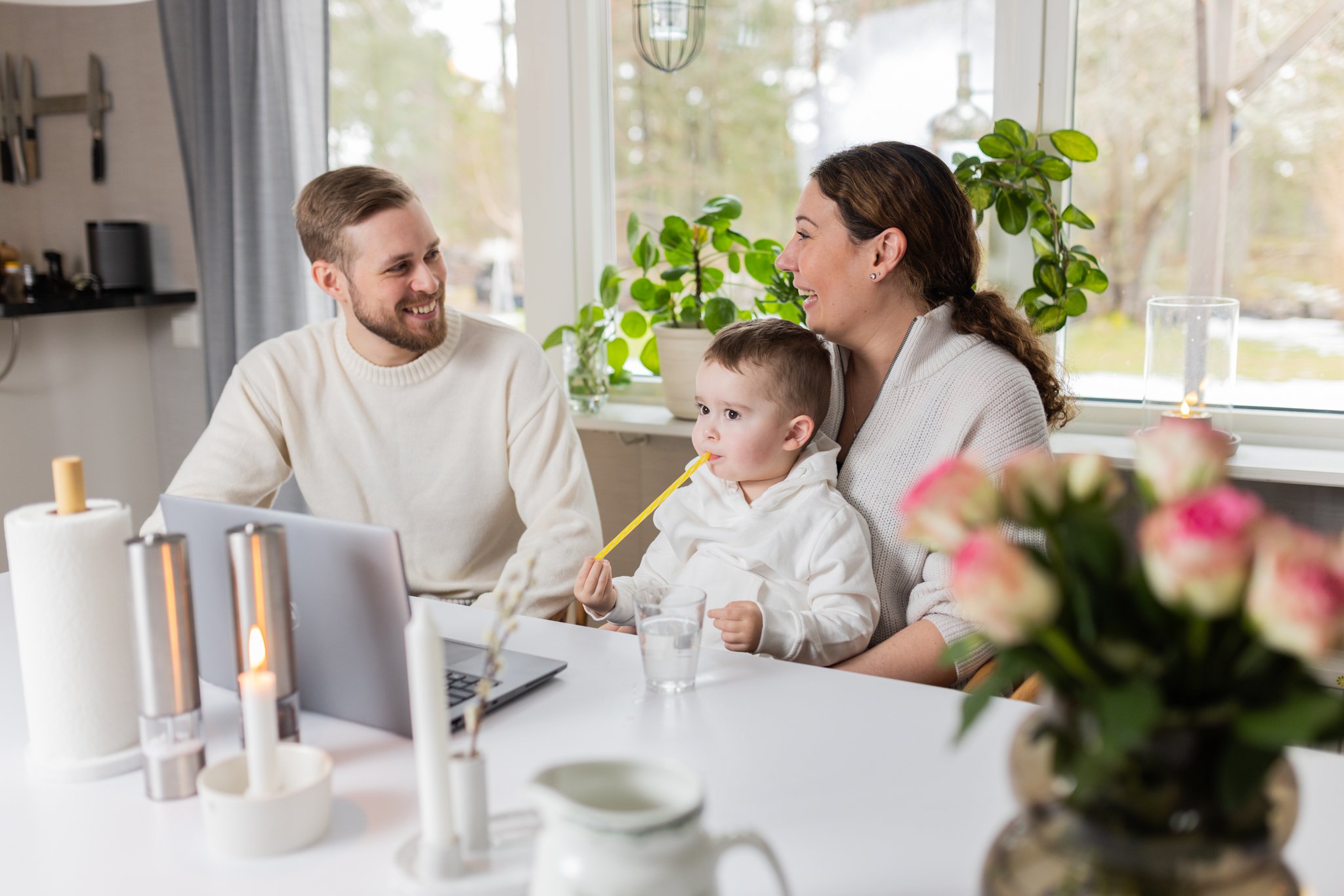 Familj framför dator