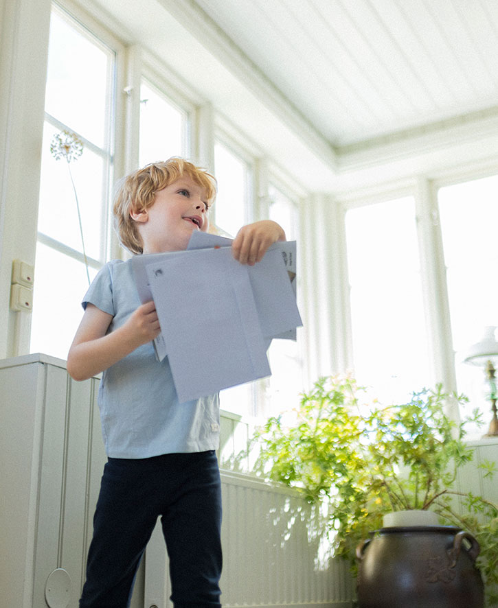 Pojke hämtar pappersfaktura i posten